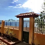 Casa Amarilla Junto Al Mar