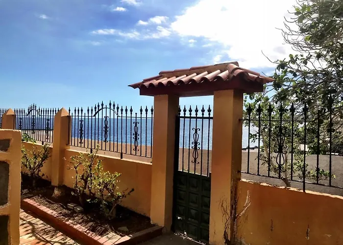 Casa Amarilla Junto Al Mar