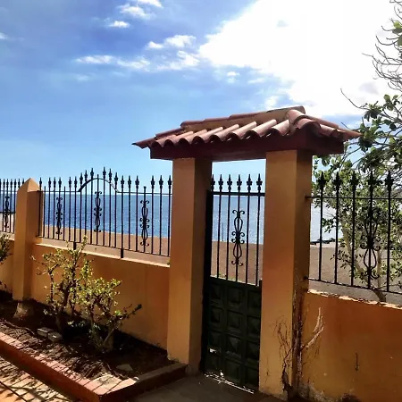 Casa Amarilla Junto Al Mar